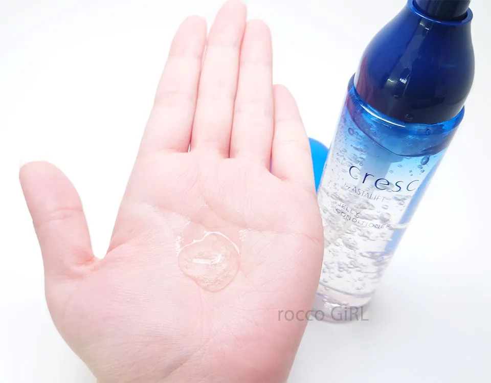 化粧水を手のひらに出した写真