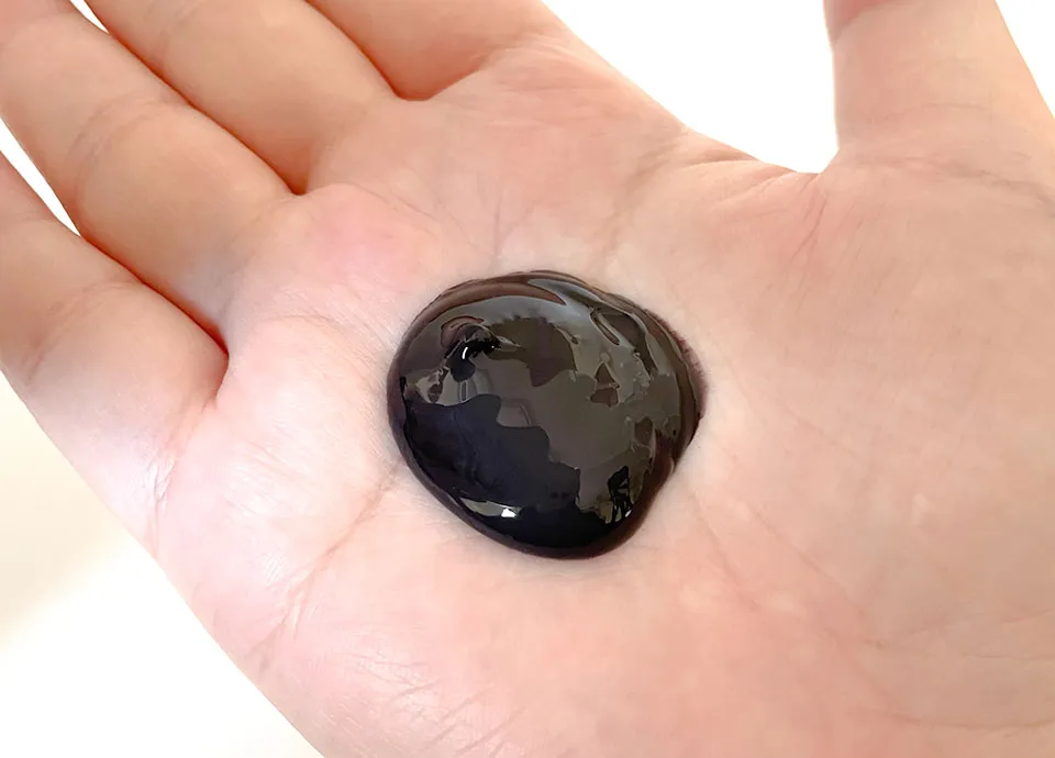 ボタニカルカラークリームシャンプーブラックを手に出している画像