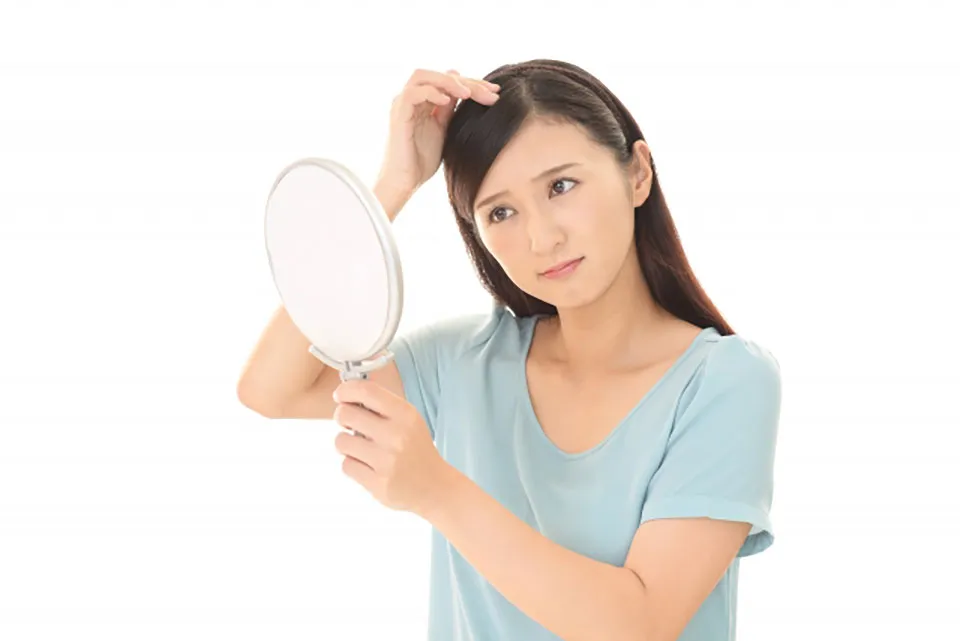 頭皮を気にしている女性の画像