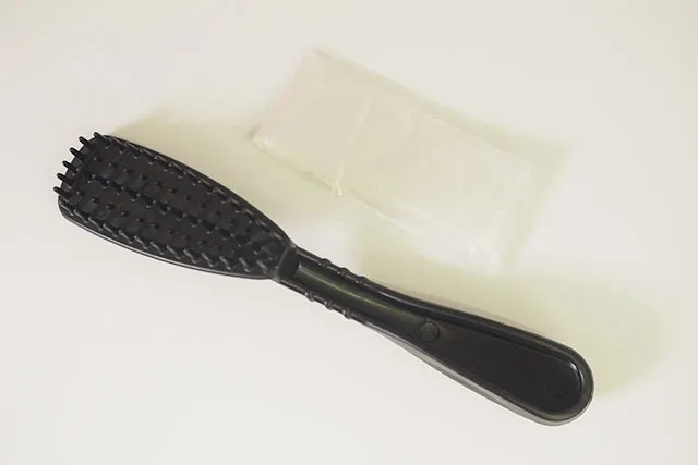 コームとビニール手袋
