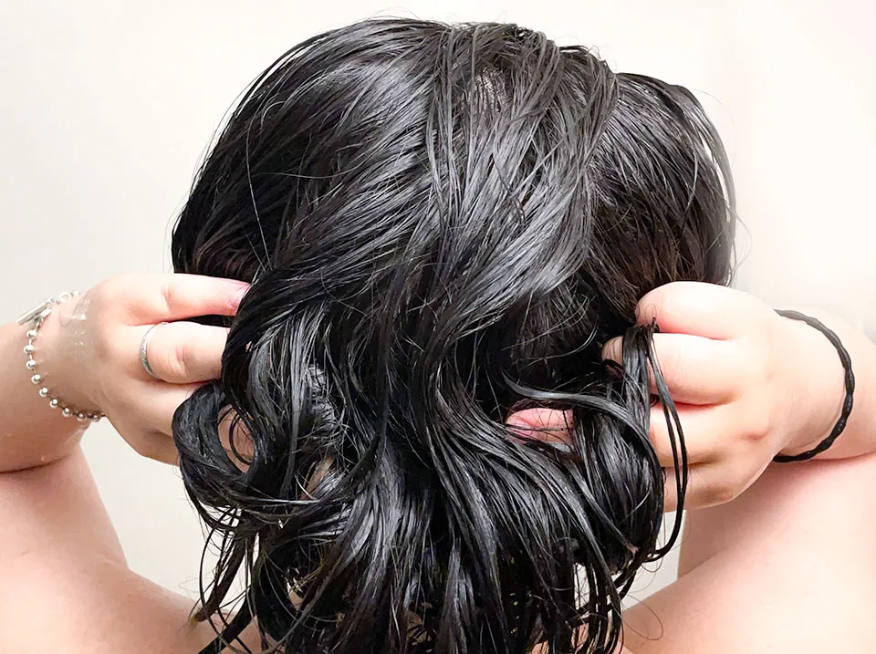 スカルプDトリートメントを髪に揉み込んでいる画像