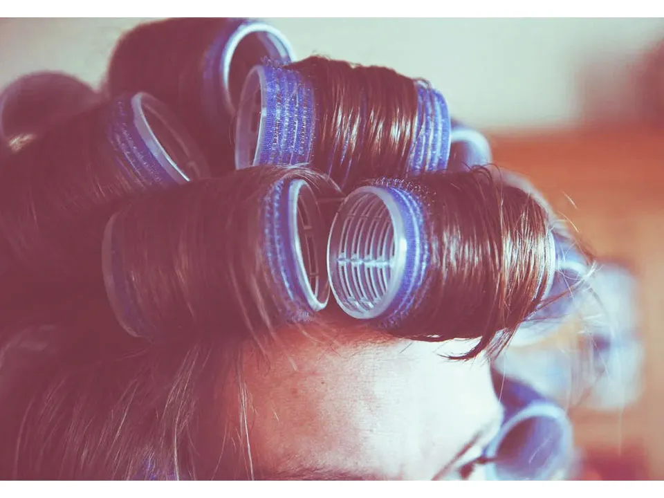 パーマをかけている女性の画像