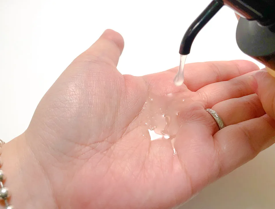 アテニアクレンジングを手に出している画像