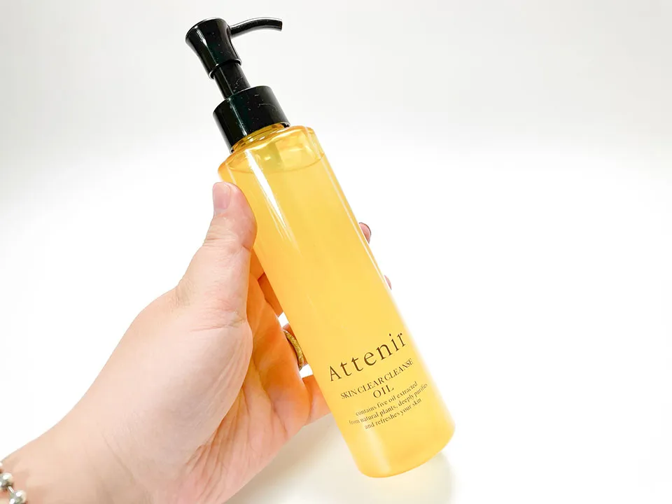 アテニアクレンズオイルを手に持っている画像