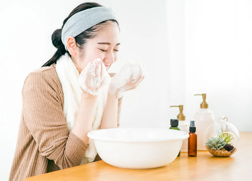 洗顔をする女性の写真