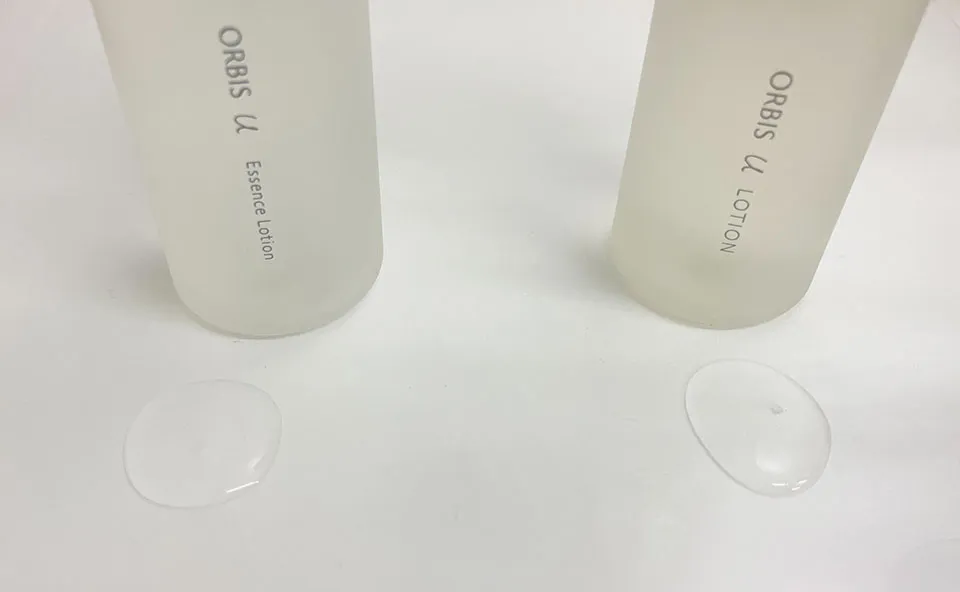 新旧オルビスユー化粧水を出している写真