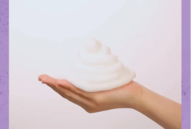 メディテシャンプーの泡を手に載せいている画像