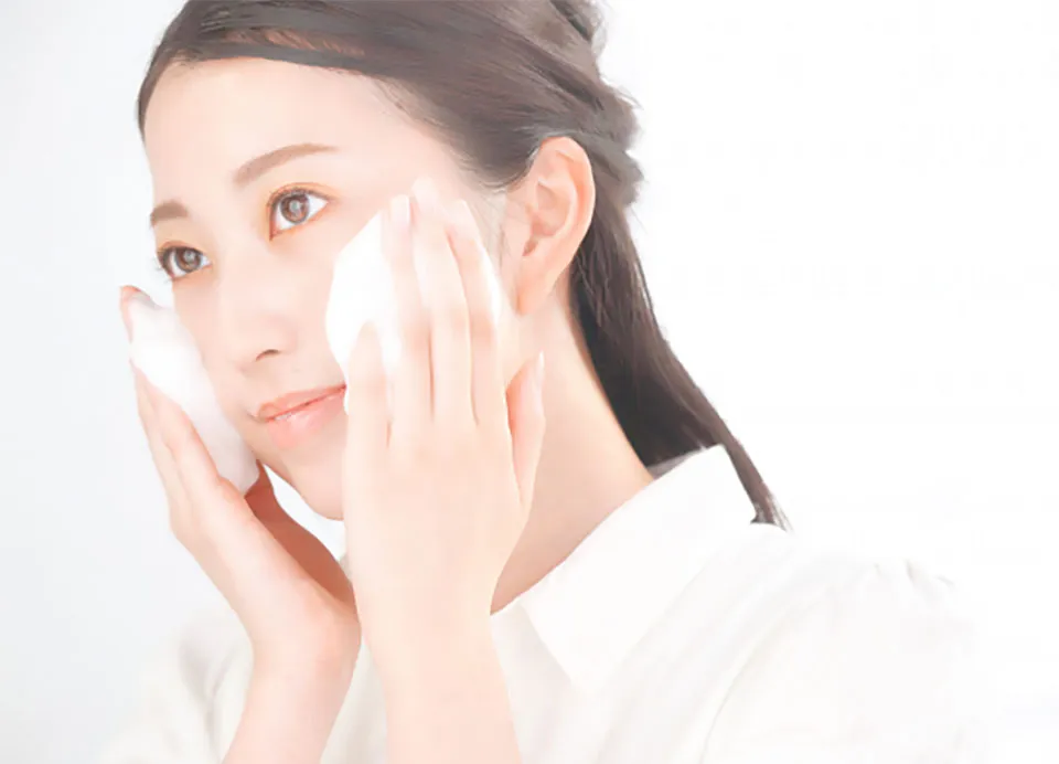 泡洗顔で顔を洗っている女性の写真