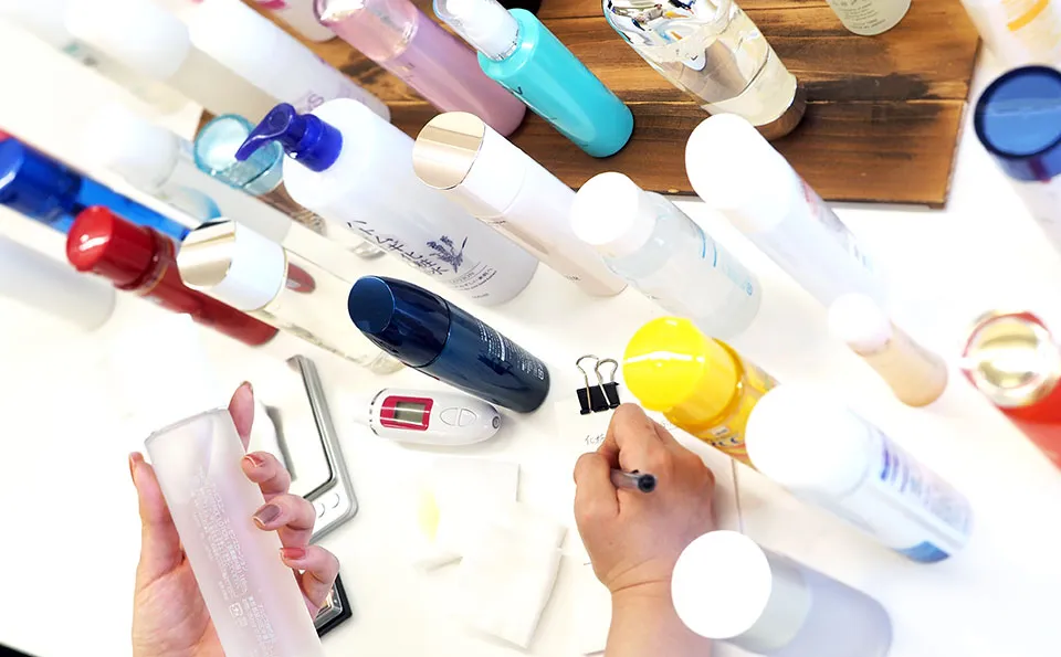 成分表を確認する写真