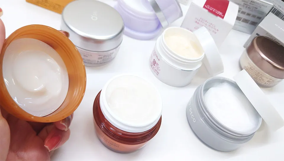 オールインワンを選ぶ写真