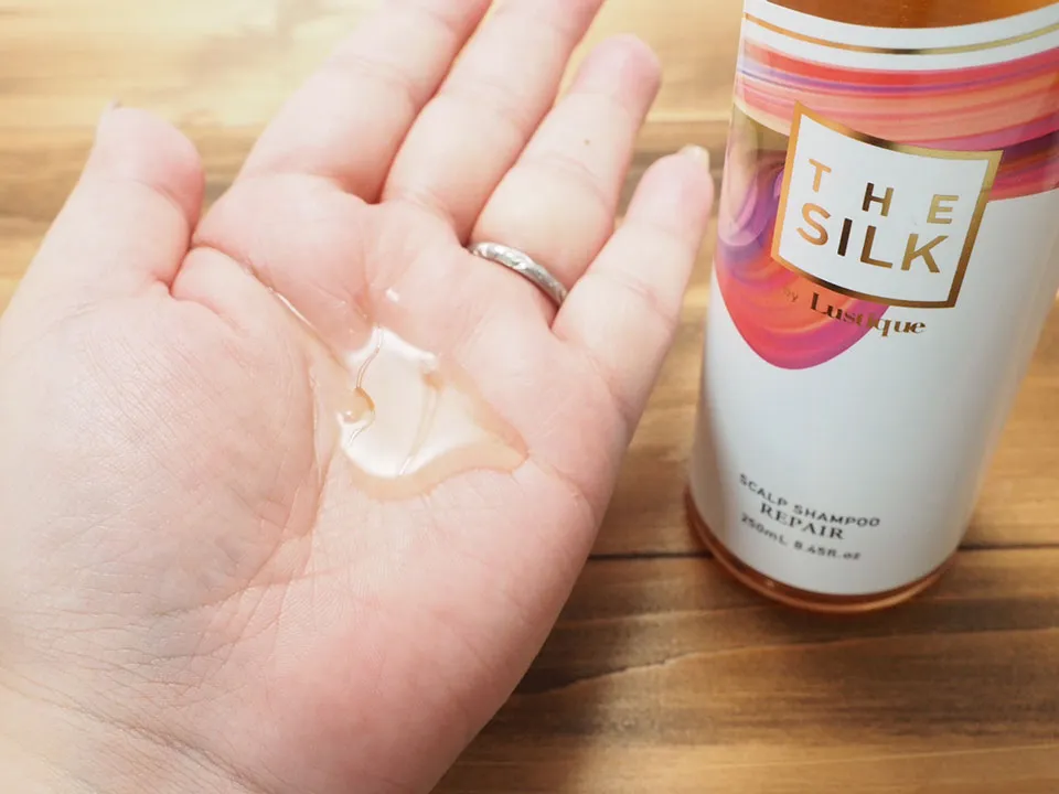 THESILKシャンプーを手に出している画像