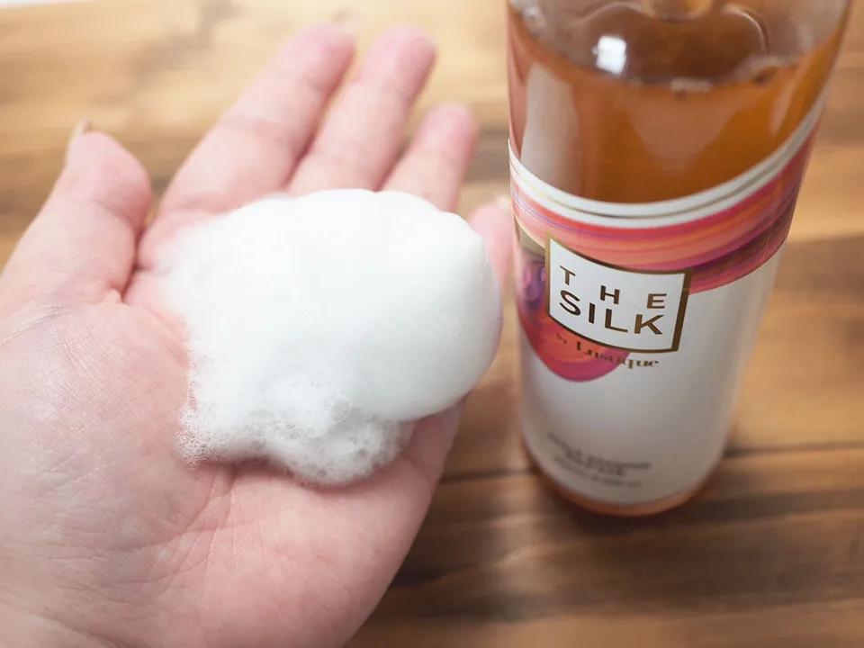 THESILKシャンプーを泡立てている画像