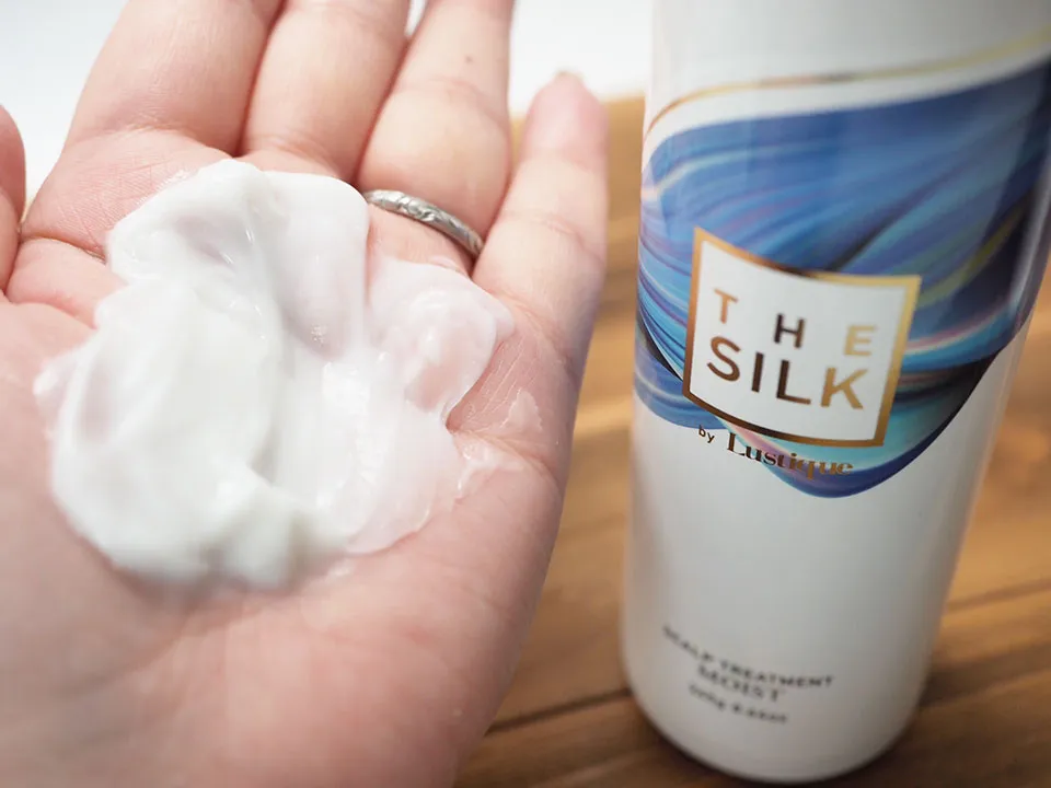 THESILKトリートメントを手に広げている画像