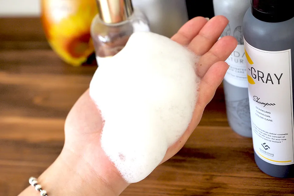 シャンプーの泡を手に出して検証している画像