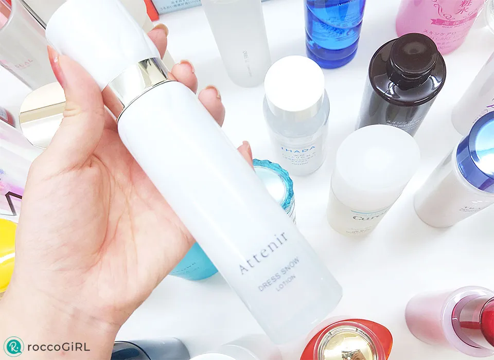 化粧水を持っている写真