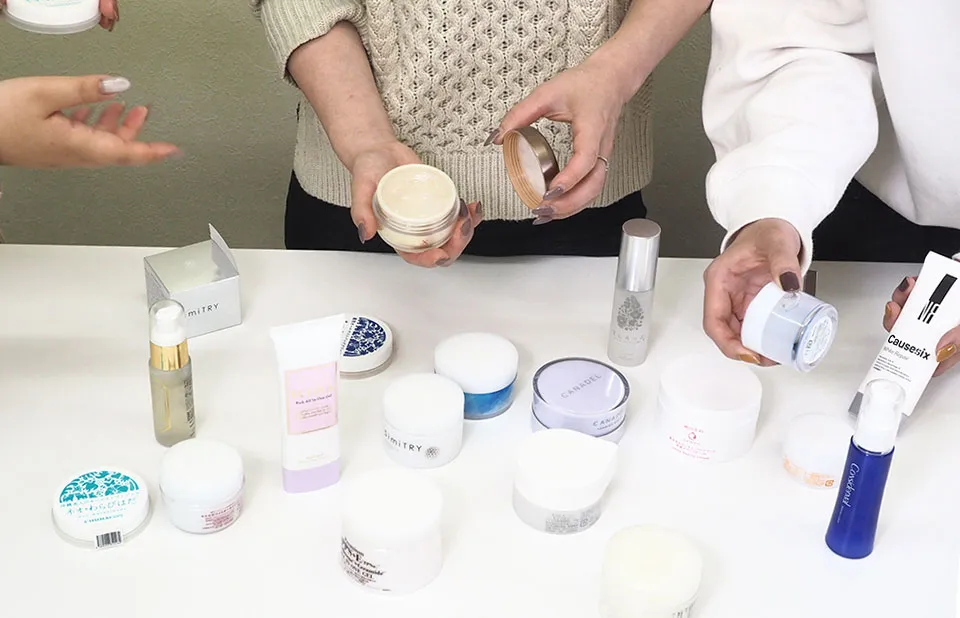 オールインワンの集合写真と選ぶ様子