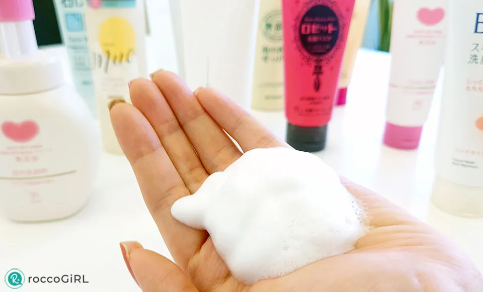 洗顔の泡を手に乗せた写真