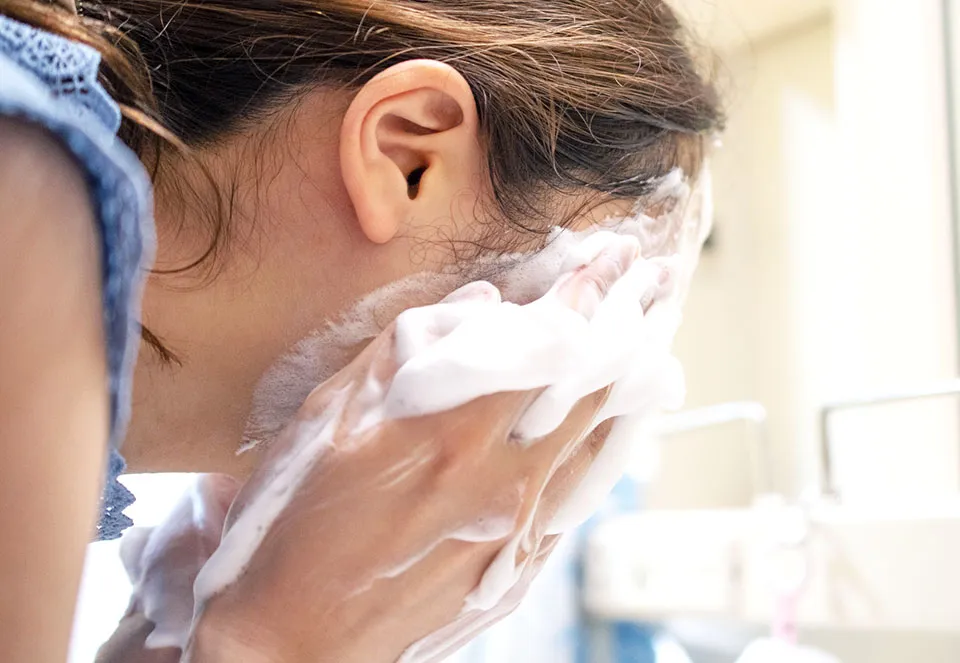 洗顔をする人の写真