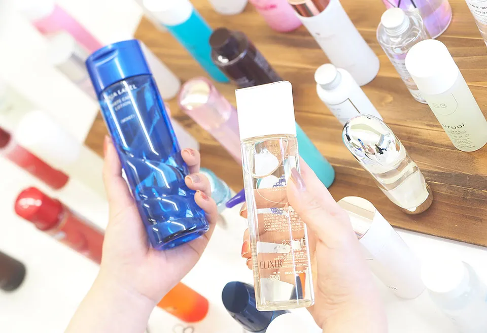 化粧水を吟味している写真