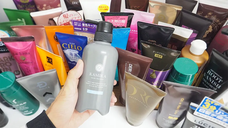 カラートリートメントを手にとって選んでいるシーン