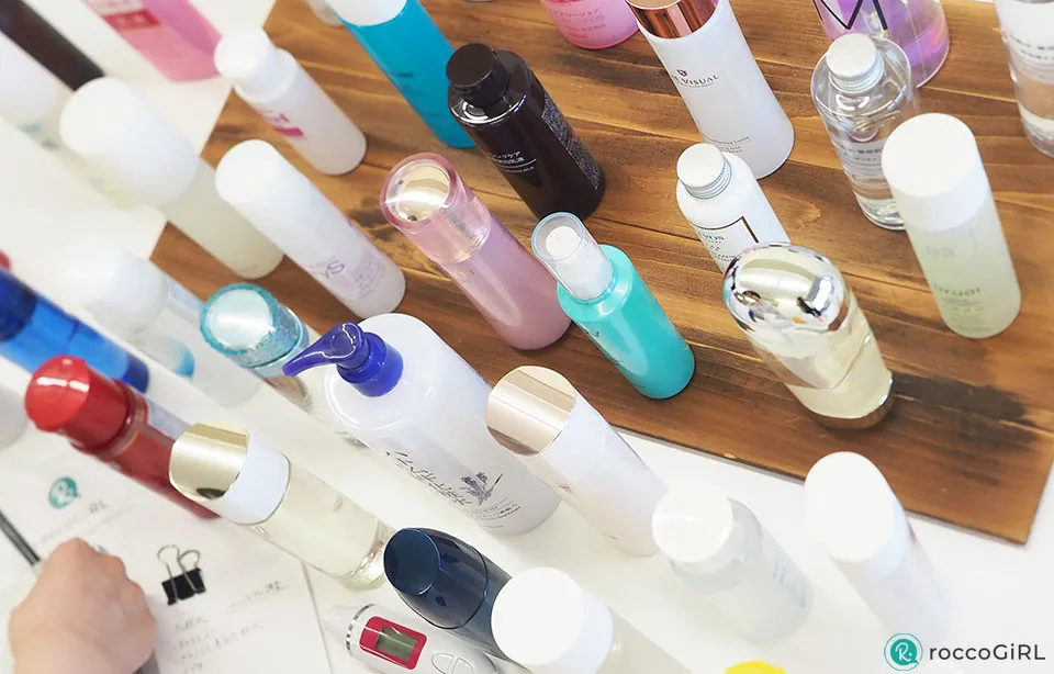 基礎化粧品を選んでいる写真