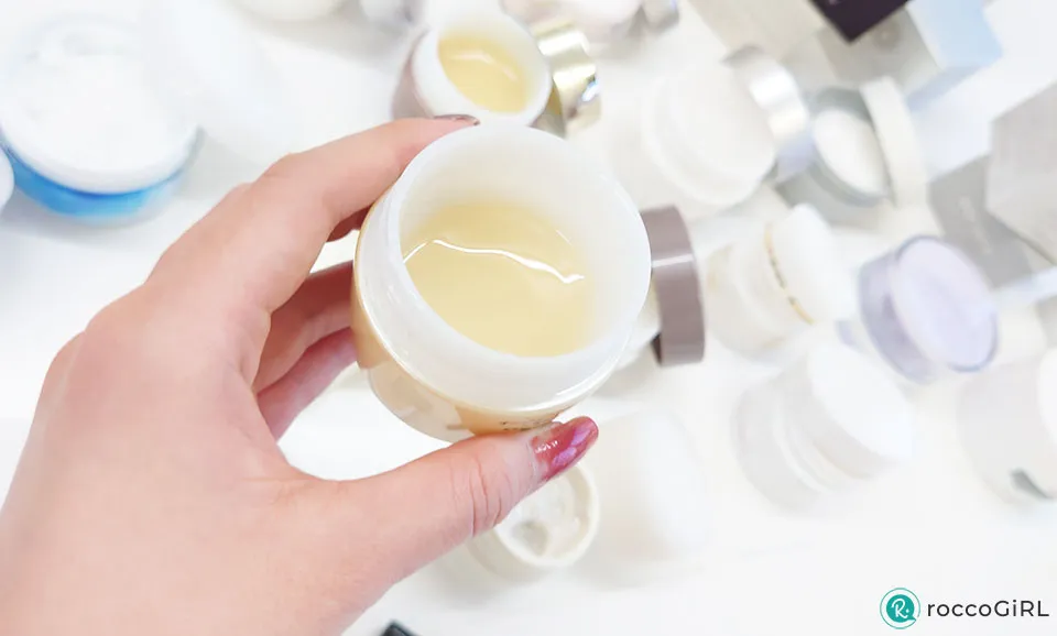 保湿クリームを持つ写真