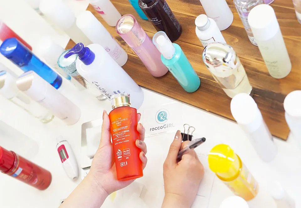 化粧水を成分比較している写真