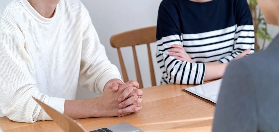 話し合いをする写真