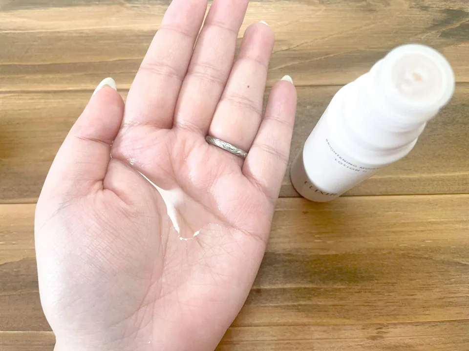 エリクシールブライトニングを手に出している画像