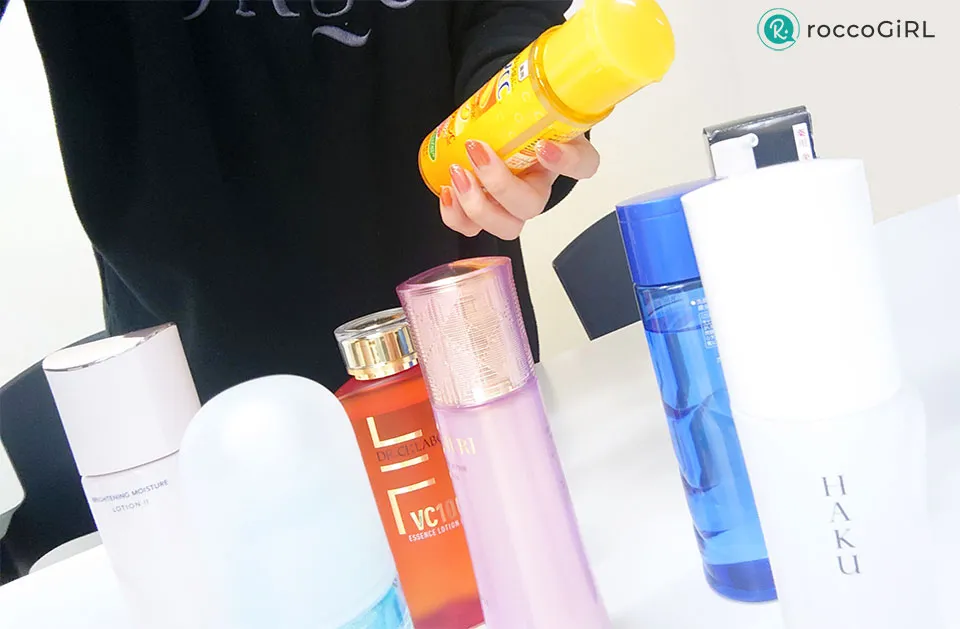 化粧水を選ぶ写真