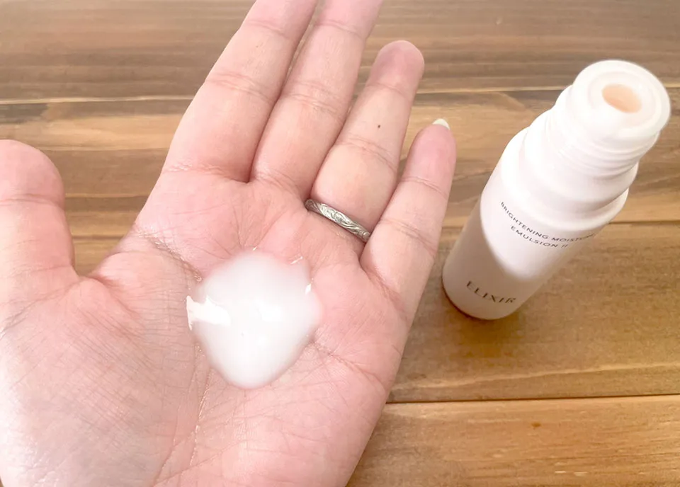 エリクシールブライトニングエマルジョンを手に出している画像