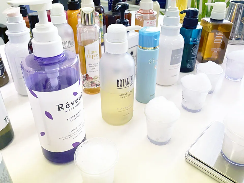 シャンプーの泡を検証している画像