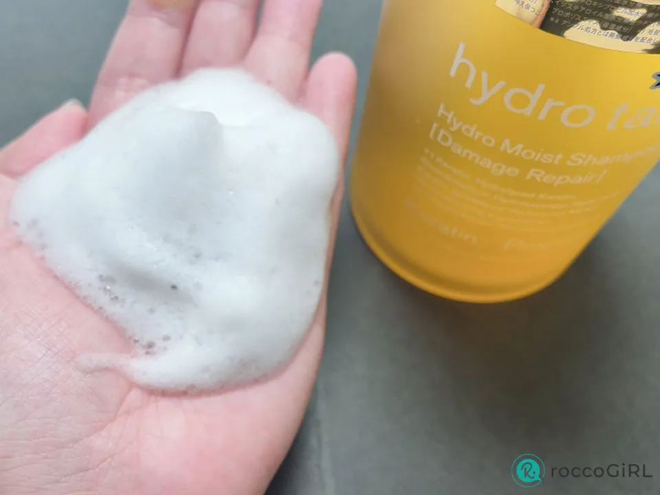 ハイドロタンクシャンプーの泡を手に出している画像