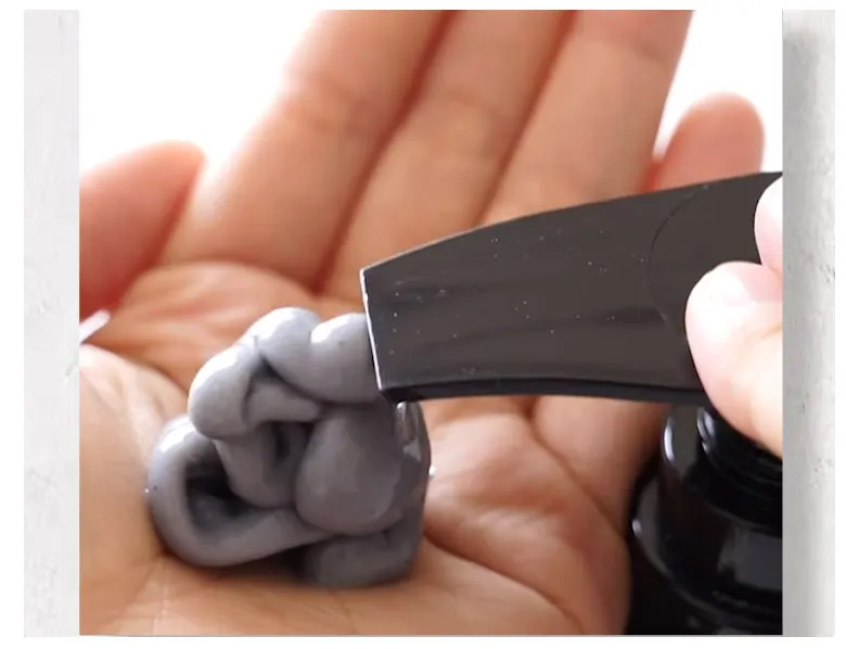 coconeを手に出している画像