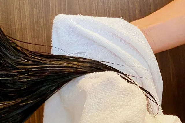 髪をタオルドライしている様子