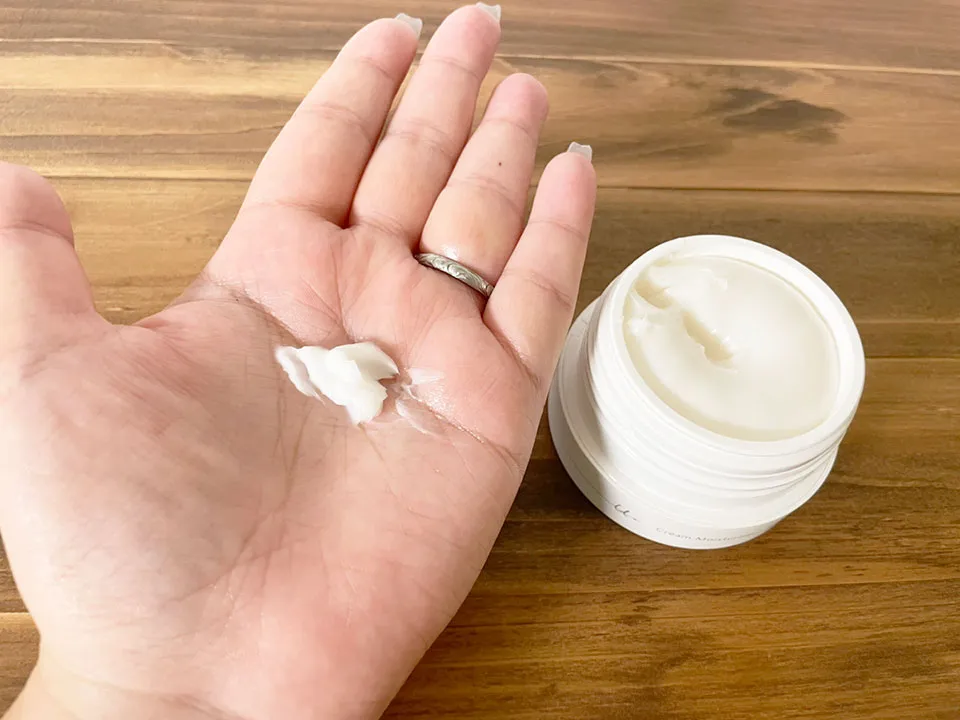 オルビスユードットモイスチャーライザーを手に出している画像