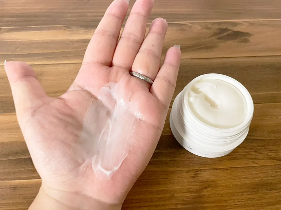 オルビスユードットモイスチャーを手に広げている画像