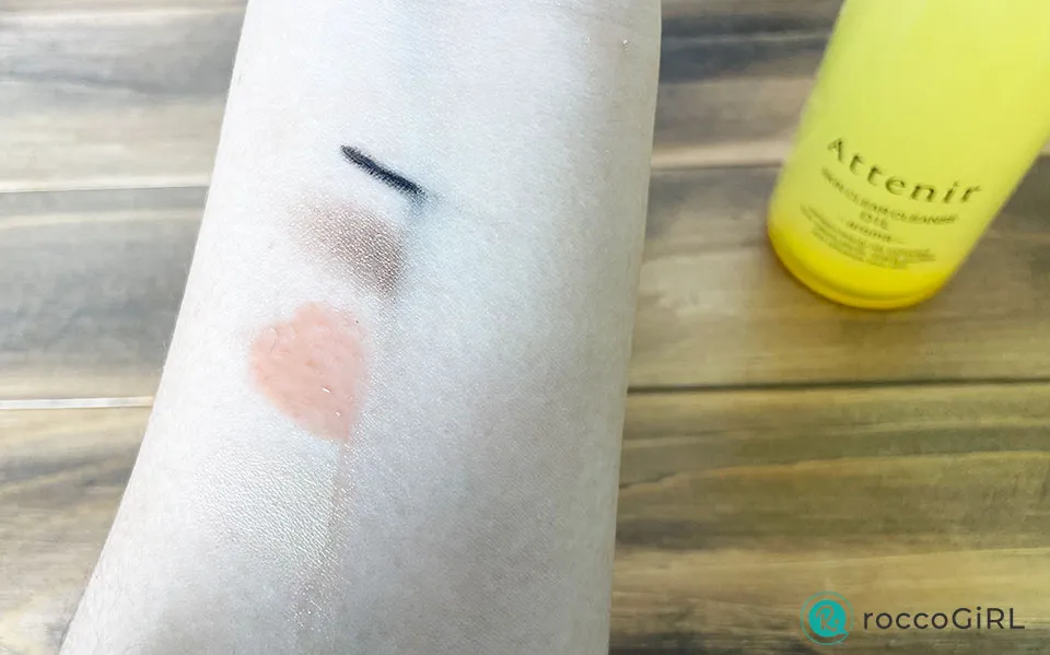 アテニアクレンジングを使ってメイクを落とした画像