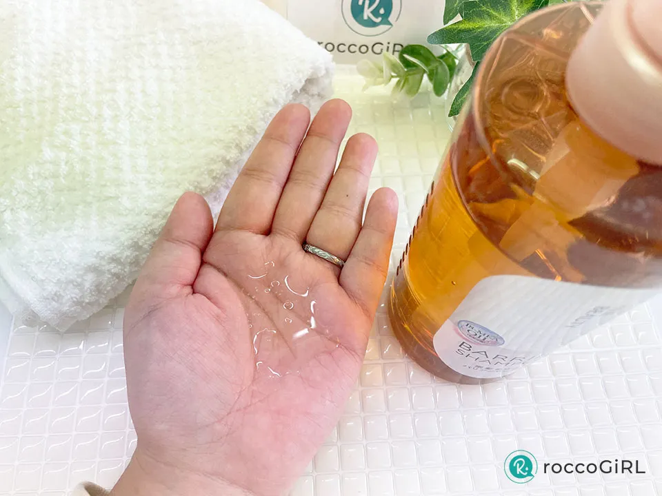 エッセンシャルバリアシャンプーのシャンプーを手に出している画像