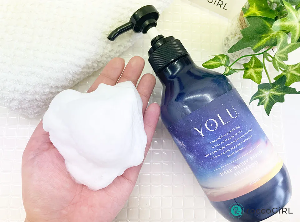 yoluシャンプーの泡を手に出している画像