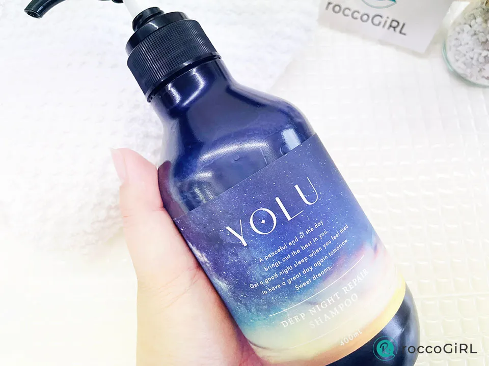 yoluシャンプーを手に持っている画像