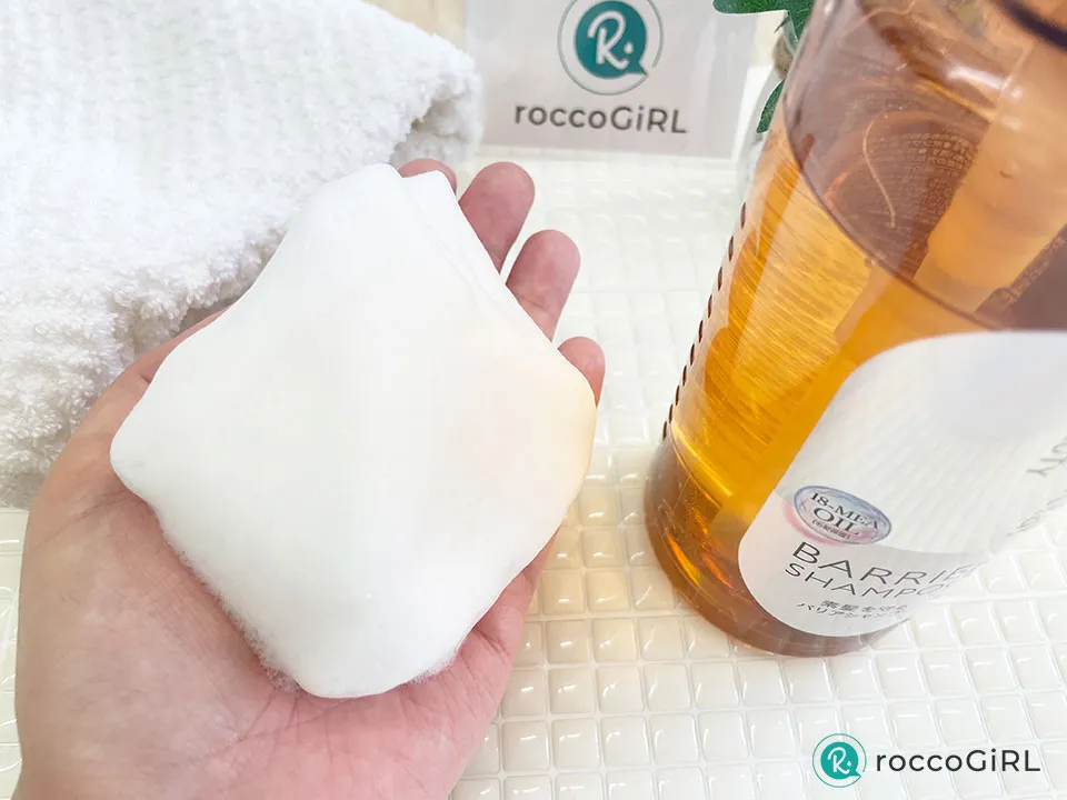 エッセンシャルバリアシャンプーの泡を手に出している画像