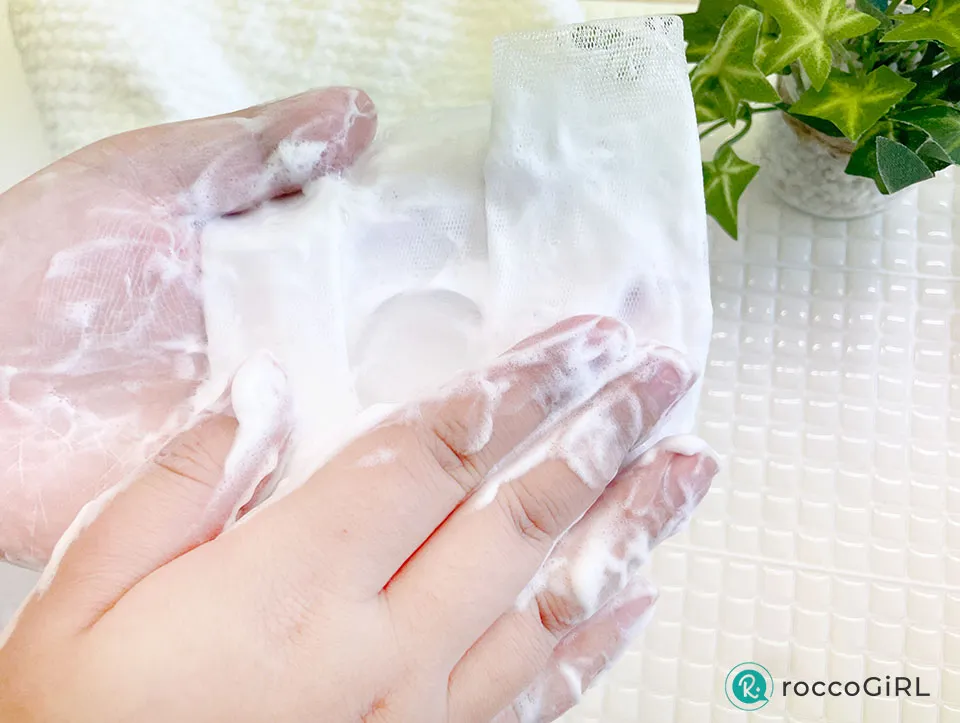 クリアソープバーを泡立てている画像