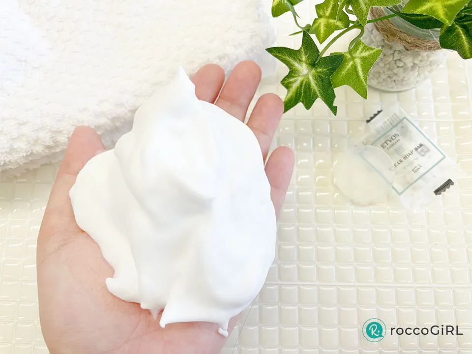 クリアソープバーの泡を手に持っている画像