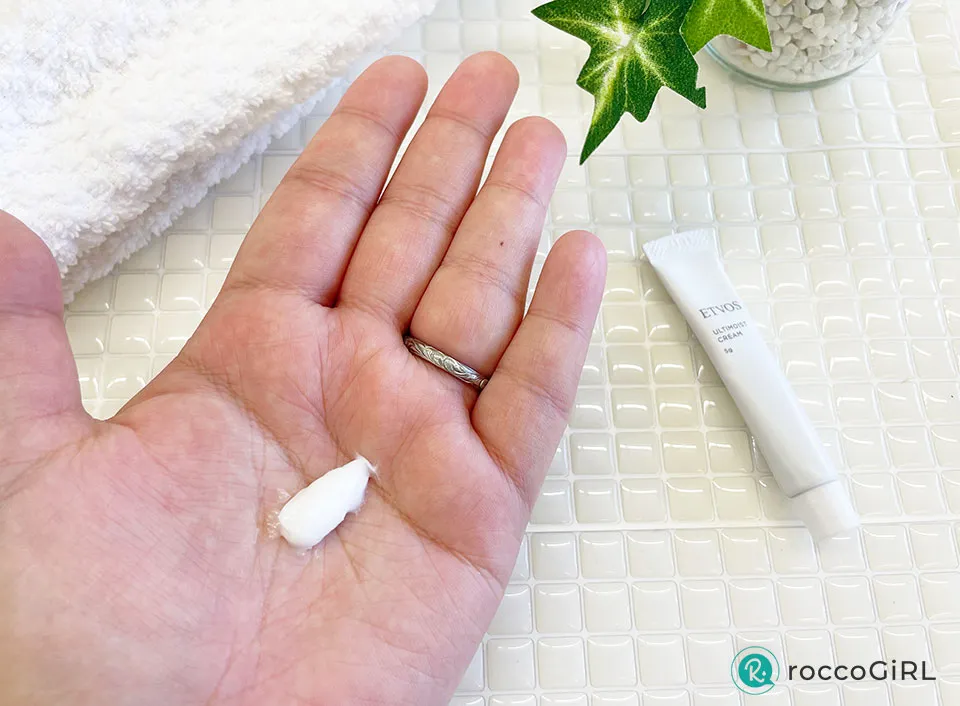 アルティモイストクリームを手に出している画像