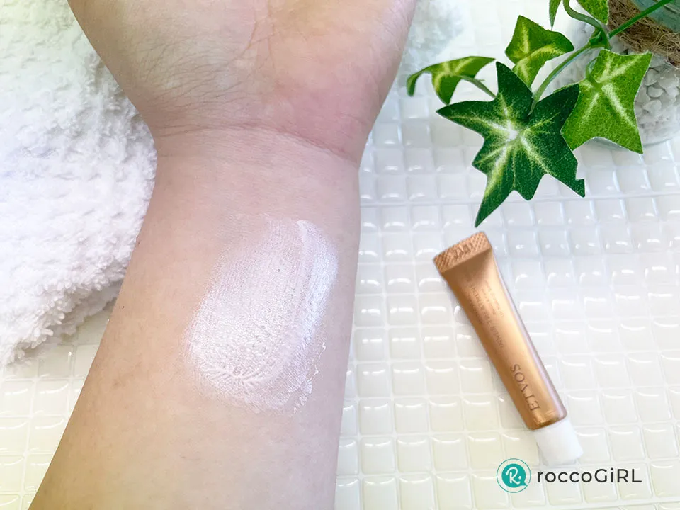 ミネラルインナートリートメントベースを手に伸ばしている画像