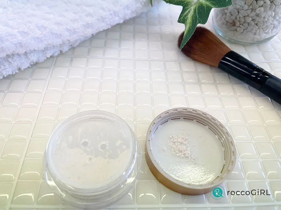パウダーを蓋に出している画像
