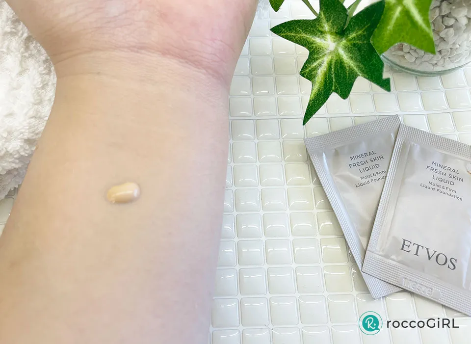 ミネラルフレッシュスキンリキッドを手に出している画像