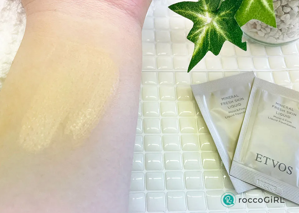 ミネラルフレッシュスキンリキッドを手に出している画像