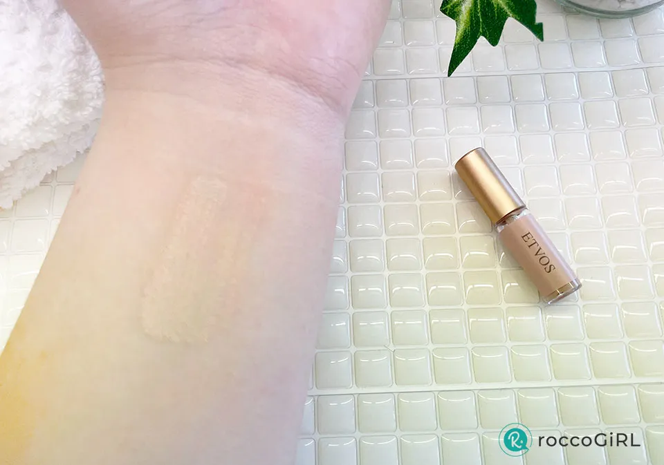 ミネラルインナートリートメントリキッドコンシーラーを手に広げている画像